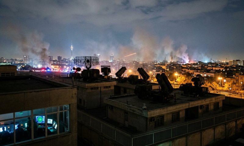 שר החוץ האיראני מאיים על ארה"ב: "עזבו את האזור שלנו"