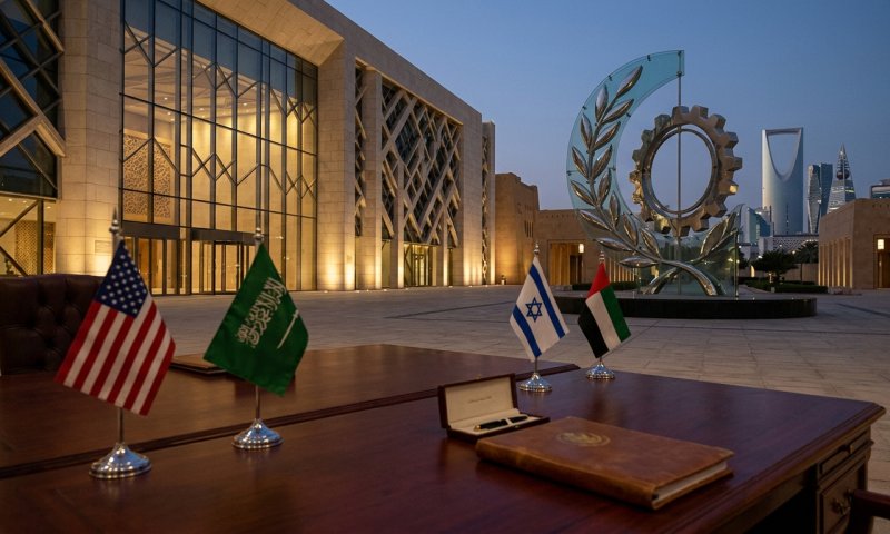 טראמפ: סעודיה תקבל גרעין אזרחי רק אם תנרמל יחסים עם ישראל